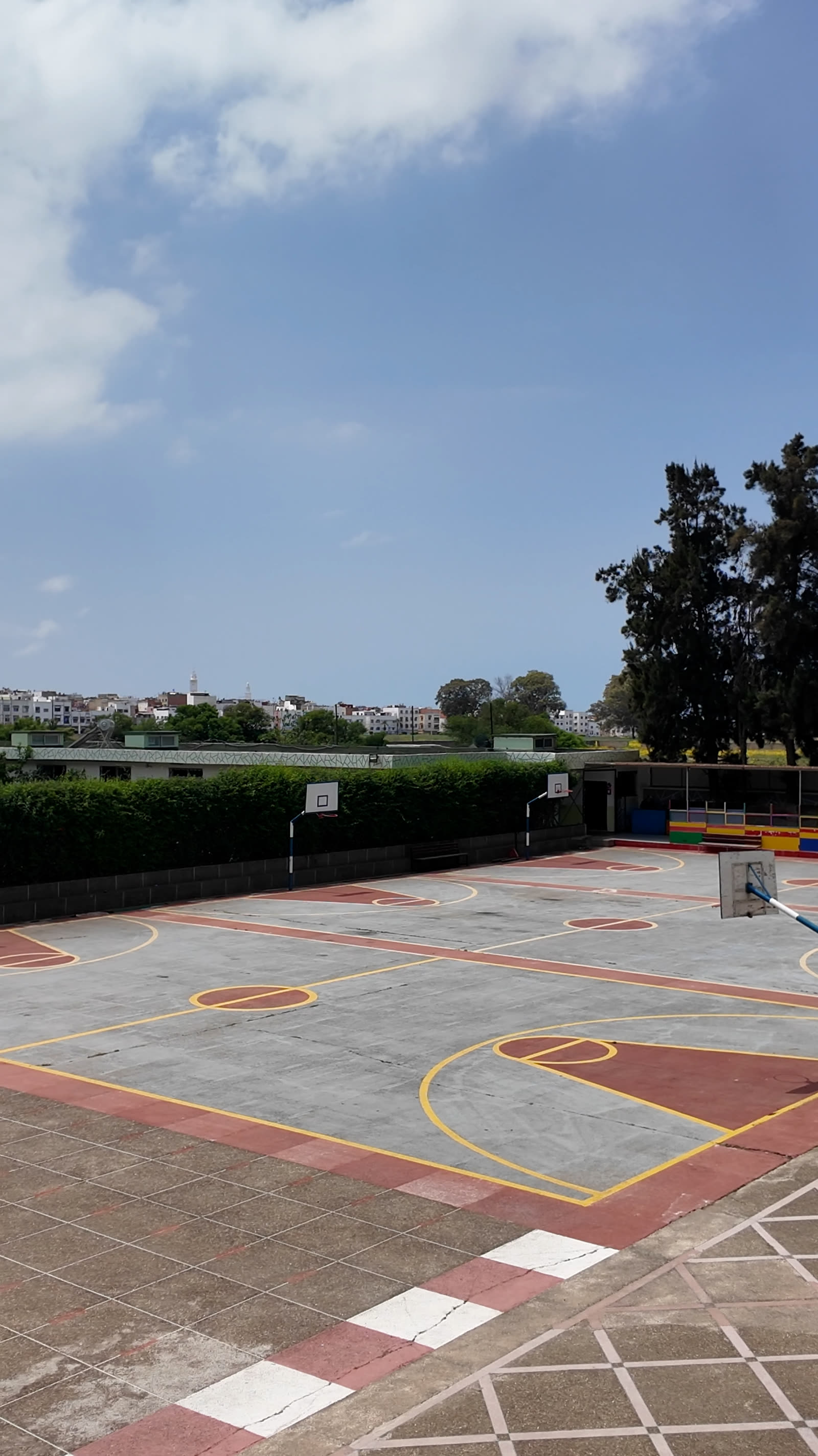 Le terrain de basket